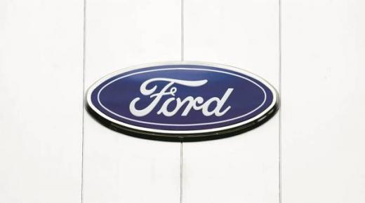 مركبات «فورد» بلا شعار بسبب أزمة سلاسل التوريد