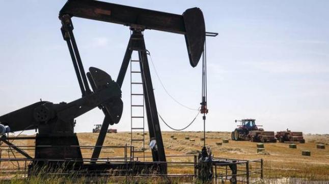 النفط يغلق مرتفعا 2% من أدنى مستوى له في 9 أشهر