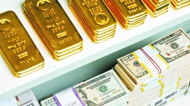 الذهب يهبط مع صعود الدولار وعوائد السندات الأمريكية