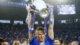 تعرف إلى سر الميدالية التي أهداها مورينيو لجمهور تشيلسي