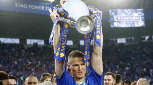 تعرف إلى سر الميدالية التي أهداها مورينيو لجمهور تشيلسي