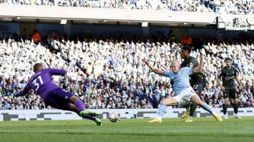 كلوب يرفض المقارنة بين محمد صلاح و«جنون» هالاند