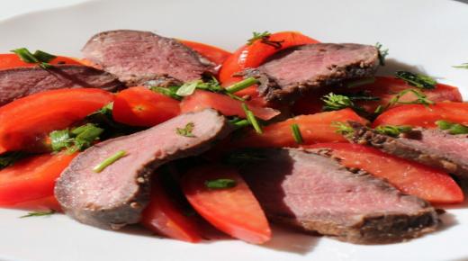 سلطة الستيك بالطماطم وعصير الليمون