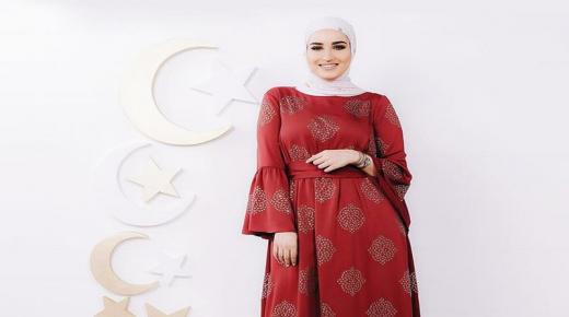 عبايات باللون الأحمر الجريء لإطلالة غير عادية