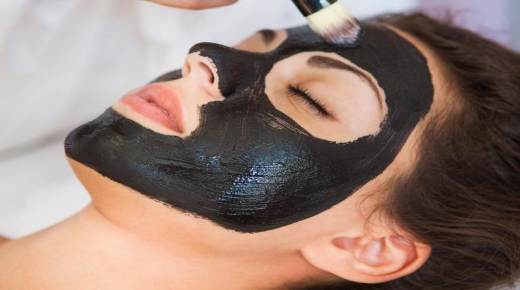 ماسك العسل الأسود للوجه.. مذهل للبشرة