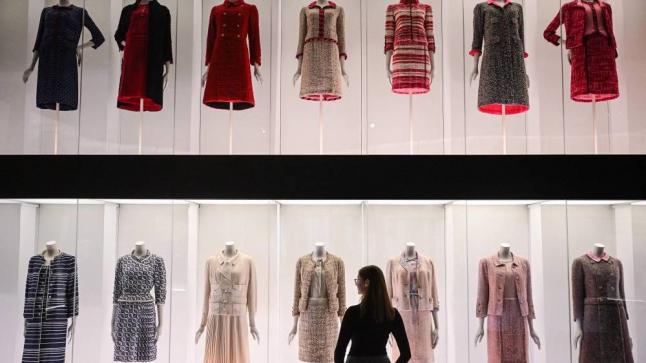 أزياء كوكو شانيل تتألق في أول معرض بلندن