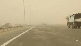 إغلاق طريق العمري بسبب الغبار وانعدام الرؤية الأفقية