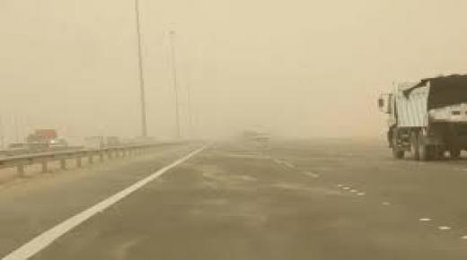 إغلاق طريق العمري بسبب الغبار وانعدام الرؤية الأفقية