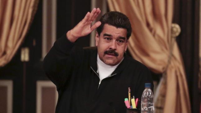 رئيس فنزويلا يطالب باستقالة حكومته بعد هزيمة الحزب الحاكم في الانتخابات