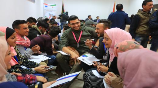 شباب الزرقاء يناقشون مشاركتهم السياسية والاقتصادية مع المسؤولين