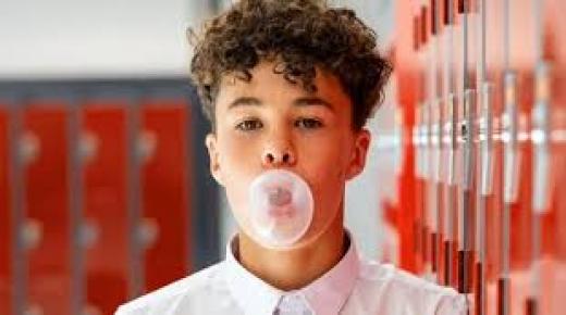 دراسة تكشف علاقة مضغ العلكة وتخفيف التوتر