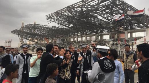 رسالة حياة من اليمن.. احتفالات على أنقاض المعالم المدمرة