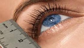 عادات سيئة تسبب تساقط الرموش وجعلها هشّة