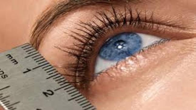 عادات سيئة تسبب تساقط الرموش وجعلها هشّة