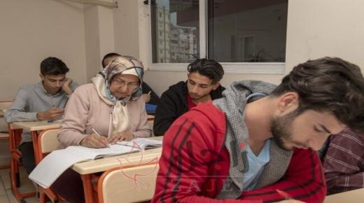 باشيندة ديرين… سيدة تركية ستينية تحقق حلمها بالدراسة الجامعية بعد 42 عاما