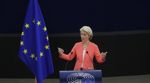 الاتحاد الأوروبي: معاملة فرنسا في صفقة الغواصات مع أستراليا