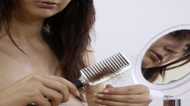 طبيبة روسية توضح كيف يمكن وقف تساقط الشعر بعد “كوفيد-19”