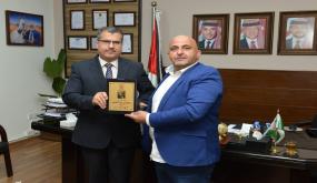 خلال برنامج تكريم الخريجين المتميزين يكرم رئيس جامعة البترا الصحفي عبيدة الضمور