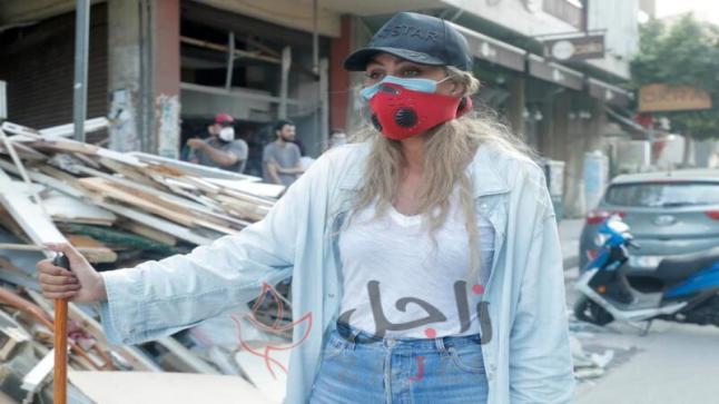 مايا دياب تكابر على نفسها وتشارك الشباب المتطوعين في تنظيف شوارع بيروت بعد انفجار المرفأ
