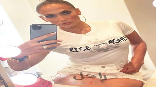 انضمام جنيفر لوبيز لمبادرة زهير مراد وارتدائها تي شيرت ” إنهض من تحت الرماد “