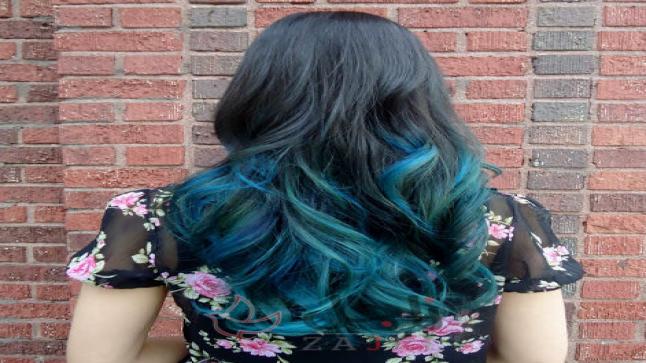 طريقة صبغ أطراف الشعر باللون الأزرق لإطلالة جريئة وخطوات للعناية به