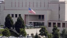 السفارة الأمريكية بمسقط ترفع توجيه “الاحتماء” عن معظم عمان وتبقي قيودا صرامة على الدقم وصلالة