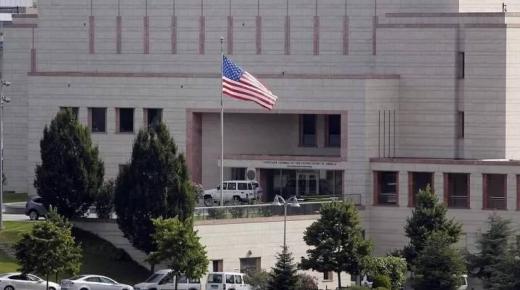 السفارة الأمريكية بمسقط ترفع توجيه “الاحتماء” عن معظم عمان وتبقي قيودا صرامة على الدقم وصلالة