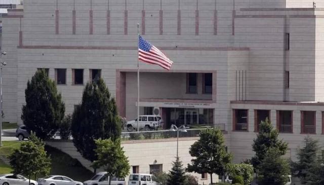 السفارة الأمريكية بمسقط ترفع توجيه “الاحتماء” عن معظم عمان وتبقي قيودا صرامة على الدقم وصلالة