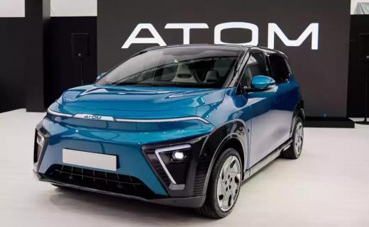 تسليم السيارة الكهربائية الروسية (آتوم)وإطلاق الحجز المسبق لها في 2026