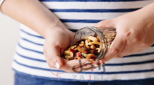 للحامل…اكتشفي فوائد وأضرار الفواكه المجففة لصحتك