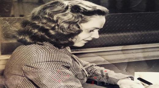 بعد 75 عامًا مسنة تحصل على شهادة الثانوية