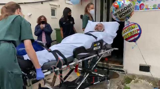 احتفال كبير… مفاجأة من الاهل لتعافي مسن بريطاني من كورونا بعد قضاءه 179 يومأ في المستشفى