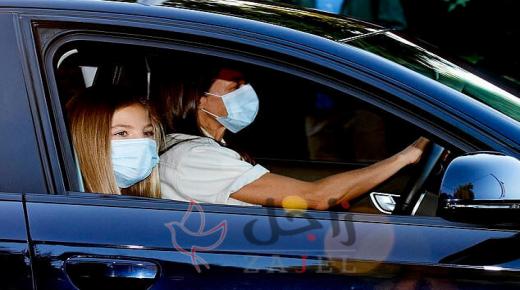 رصد كاميرا ملكة إسبانيا أثناء توصيل ابنتيها إلى المدرسة