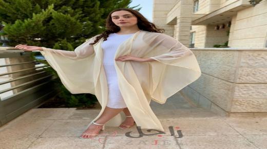 عباية باللون العاجي الخفيف بقماش الشيفون