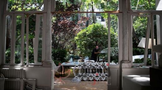 بدأت أعمال الإصلاح في دار ازياء إيلى صعب ويعود ليصمم ثوب الأمل