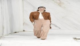 تنسيق البنطلون بألوان الباستيل لربيع 2022 موضة