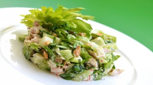 سلطة الدجاج مع الكرفس والتفاح الأخضر