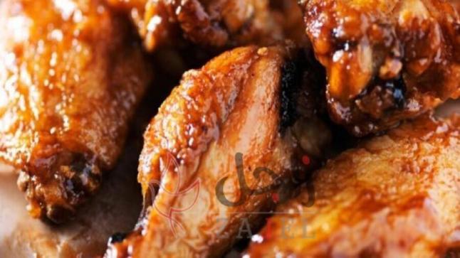 على طريقة المطاعم… أجنحة الدجاج بصوص البافلو