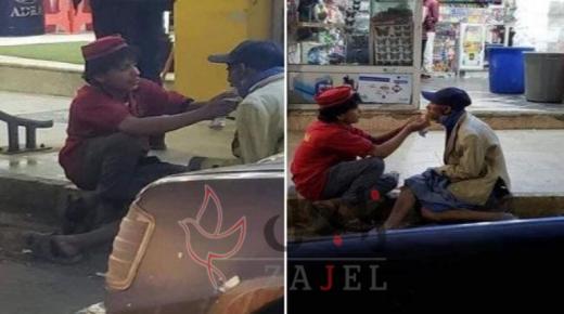 تصرف نبيل من فتى يمني تجاه مشرد يجعله حديث الشارع ومنصات التواصل