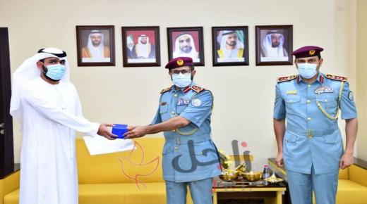 تكرّيم شخص من قبل شرطة الشارقة لشجاعته