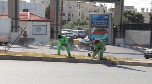 عمال الوطن يزيلون الأعشاب الجافة منعا للحرائق