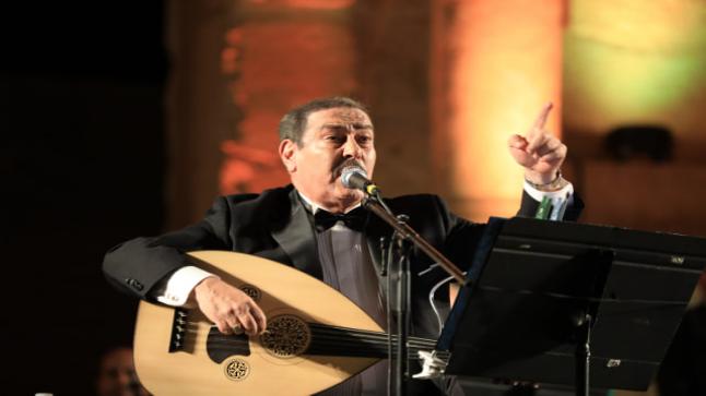 لطفي بوشناق يغني للوطن والإنسان والكرامة في مهرجان جرش للثقافة والفنون