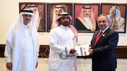 وزير البلديات يُسلم عدداً من صيادي الروبيان المبالغ المستحقة عن شراء أصول الصيادين