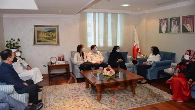 وزيرة الصحة البحرينية تلتقي وفداً طبياً إماراتياً ووفد من شركة (سينو فارم) الصينية