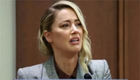 فضيحة جديدة تحطم آمبر هيرد.. “خيانة المصعد”