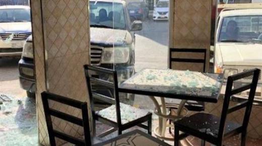 سيّارة تجتاح مطعماً محطّمة الزجاج.. ونجاة شخص بأعجوبة! (فيديو)