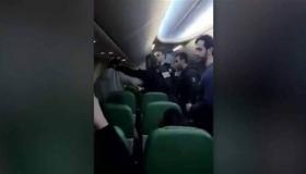 معركة في “الجو” بسبب تكبيرة صلاة.. ماذا حلّ على متن الطائرة؟