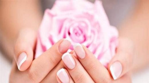 علاجات طبيعية للتخلص من السواد حول الاظافر