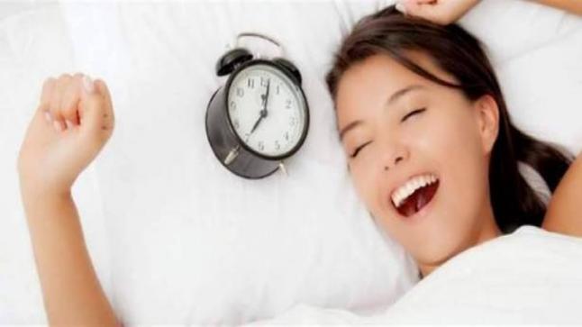 هل يساعد النوم على اصلاح مشاكل البشرة؟