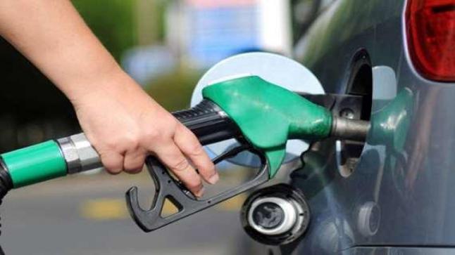 الحكومة تخفض أسعار البنزين بشقيه